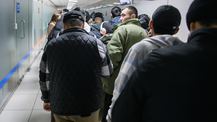 Паспорт хотим - служить не хотим: Мигранты пачками покидают Россию, чтобы не ехать на СВО