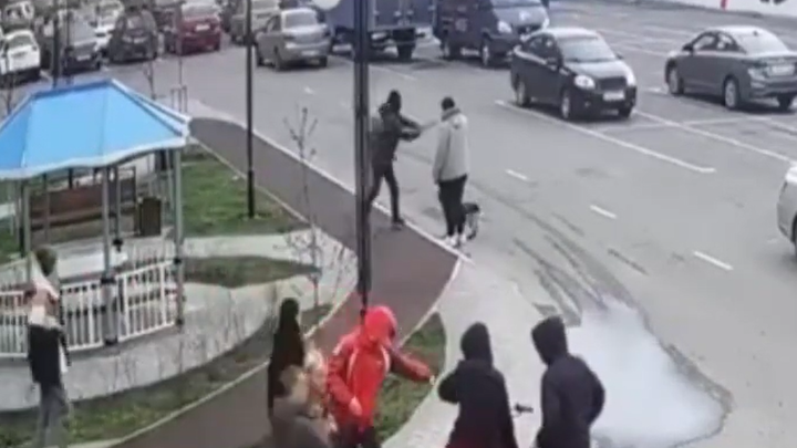 16-летнего хулигана, ударившего женщину битой по голове, будут судить. Его дружков поставили на учет