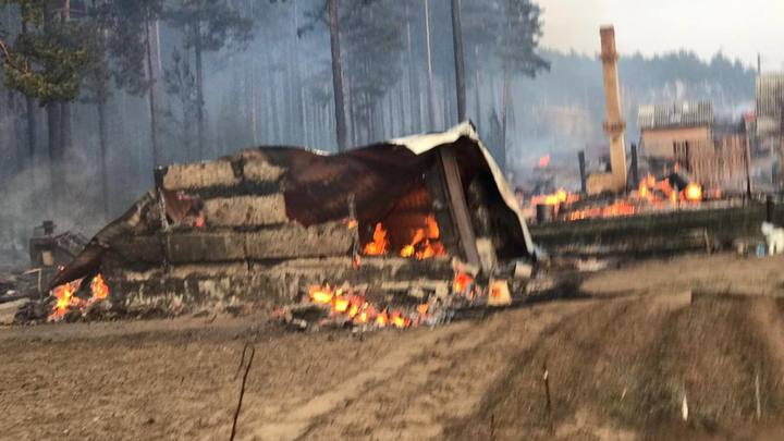 В Иркутской области пожар охватил детский лагерь и 24 дачных дома