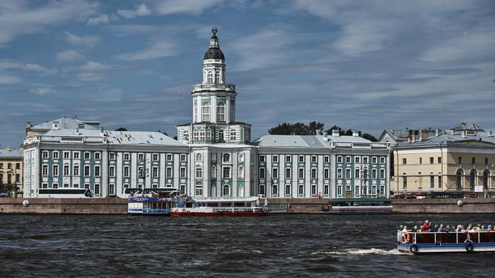 В центре Петербурга затонул теплоход: Судно накренилось и наполовину оказалось в воде