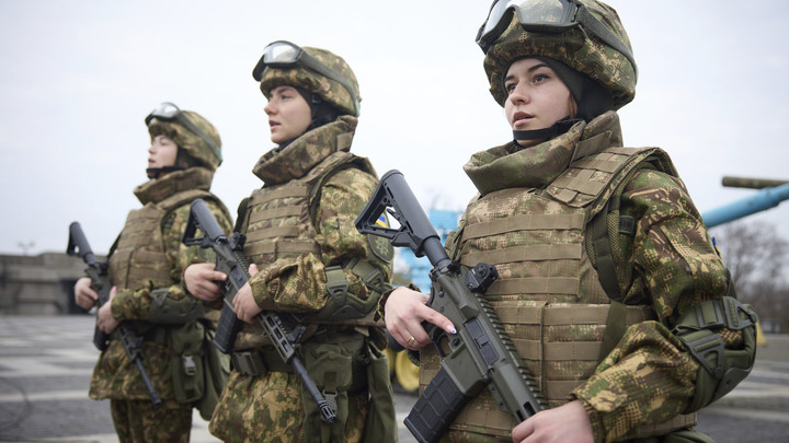 New Voice: женщины в украинской армии вынуждены носить мужскую форму