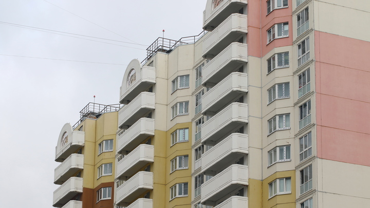 В Красноярском крае маленький ребёнок выпал с балкона в Назарово