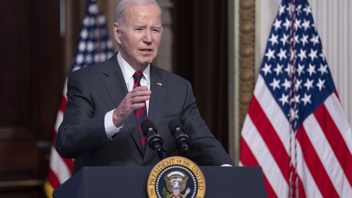 Там код, позволяющий взорвать весь мир: Байден странно пошутил