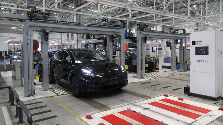 Восстание машин началось нелепо: Робот Tesla по ошибке схватил инженера