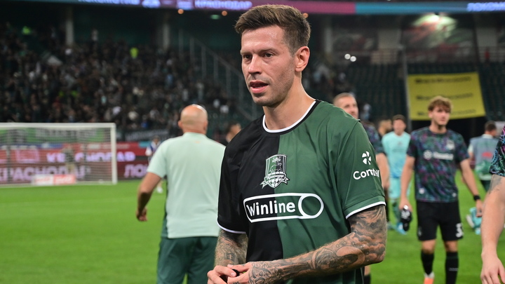 У нападающего ФК Краснодар Смолова после матча пропали часы за 8 млн рублей