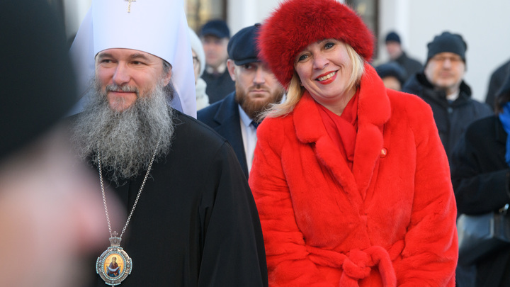 Захарова прилетела в Екатеринбург, сказав несколько слов о битом Наполеоне