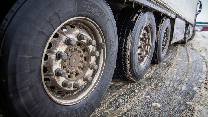 Дальнобойщик из Курска месяц жил в сломанной фуре, пока на помощь не пришли крымчане