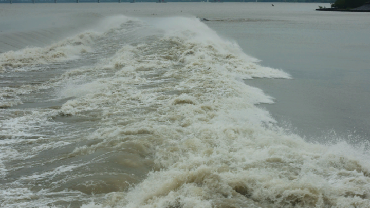 Ураганы и волны на несколько метров: К Японии приближается супертайфун