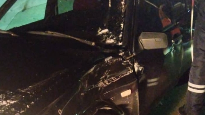 В Свердловской области поезд на переезде столкнулся с автомобилем