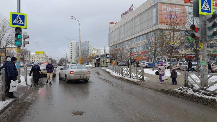 Девочка в Екатеринбурге попала под машину, когда перебегала дорогу на красный свет