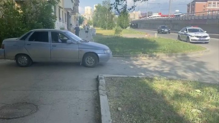 В Екатеринбурге под машину попали сразу два мальчика на самокатах