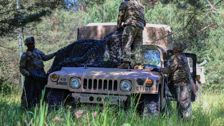 Военные ВСУ устроили гонки на американских фургонах Humvee и подорвались на мине — военкор Сладков