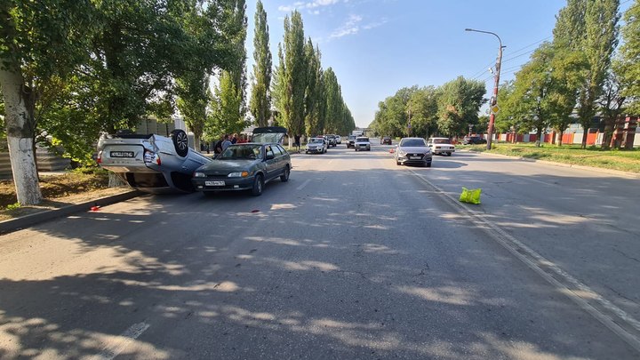 В Ростовской области Лада Гранта перевернулась после тройного ДТП 17 августа