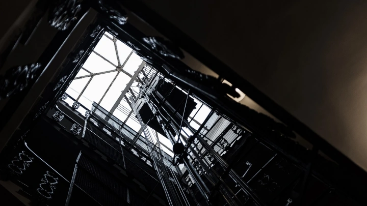 В центре Москвы лифт рухнул с девятого этажа в самый низ