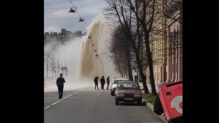 Мощный фонтан горячей воды забил из-под земли на Большой Морской улице Санкт-Петербурга