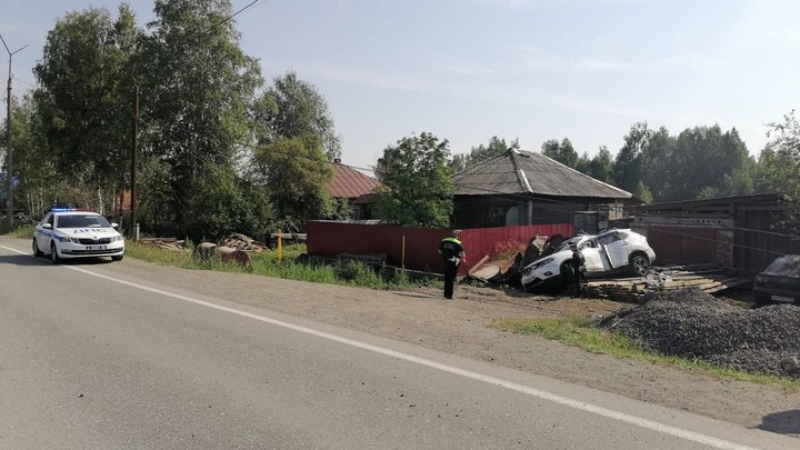 В Серове водитель, возвращавшийся из Кольцово, задремал за рулём и едва не врезался в чужой дом