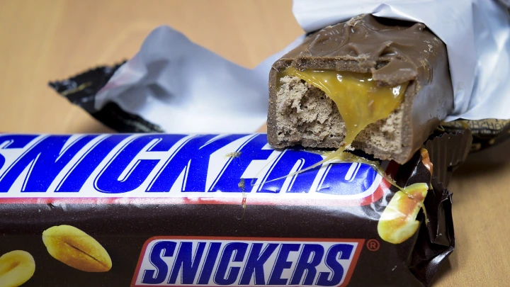 Из Пятёрочки и Перекрёстка исчезнут батончики Snickers и Twix