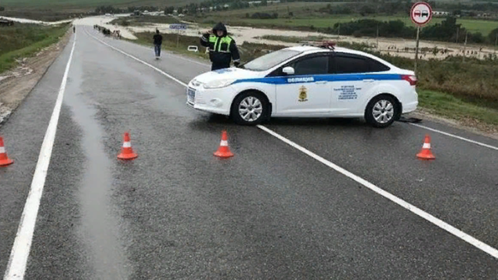 Под Анапой из-за подтопления перекрыли дорогу регионального значения