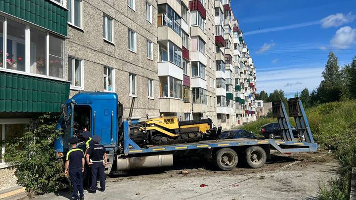 В Свердловском городе грузовик с прицепом врезался в стену жилого дома