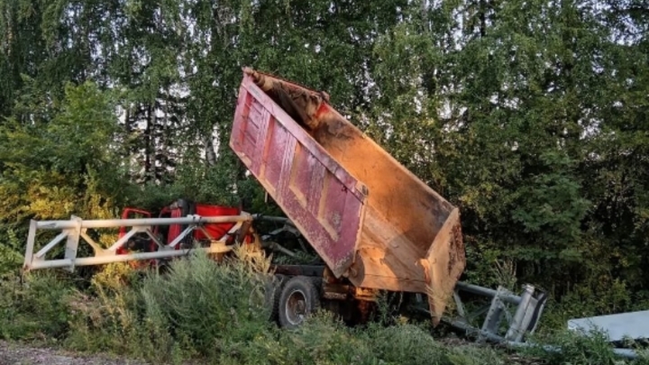В Свердловской области водитель самосвала снёс кузовом металлическую дорожную конструкцию
