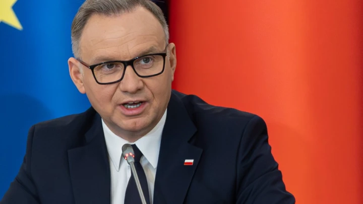 Дуда упал в море перед журналистами: Глава Польши рухнул с доски для сёрфинга