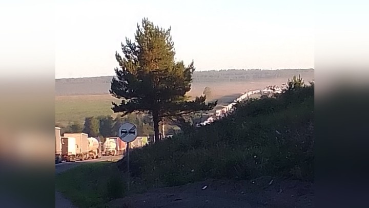 В Челябинской области на М-5 образовалась километровая пробка