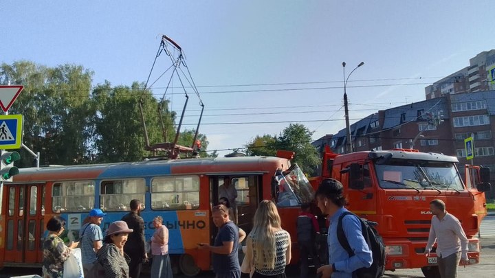 В Екатеринбурге на оживлённом перекрёстке трамвай врезался в КамАЗ