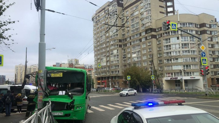 В Екатеринбурге пассажирский автобус врезался в столб