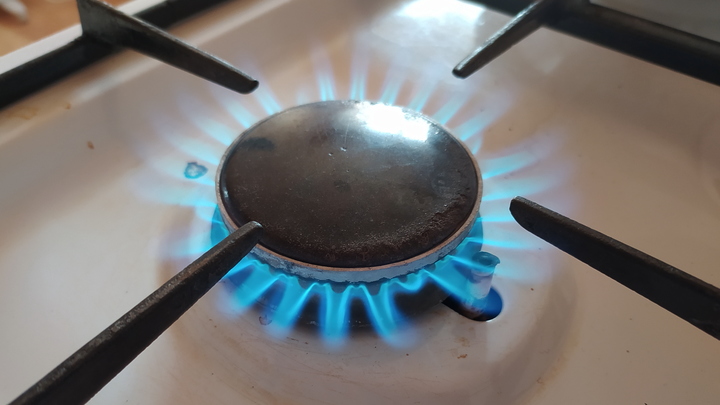 Газовый стрим: В сети дразнят европейцев круглосуточной работой кухонной плиты под Катюшу