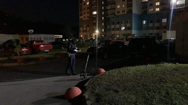 В Екатеринбурге во дворе жилого дома 8-летнего мальчика сбил автомобиль