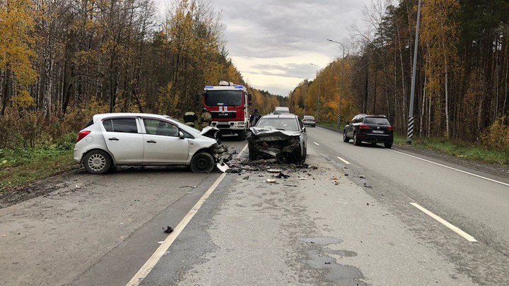 Под Екатеринбургом иномарка неожиданно протаранила встречный автомобиль