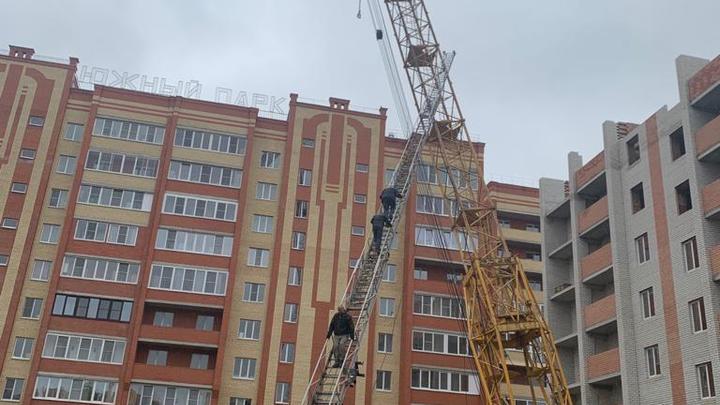 В Александрове опасно накренился стоящий рядом с жилым домом подъемный кран
