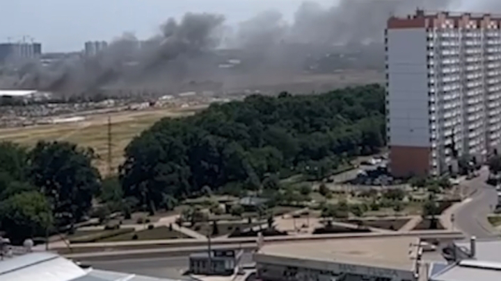 Под Краснодаром загорелись два ангара