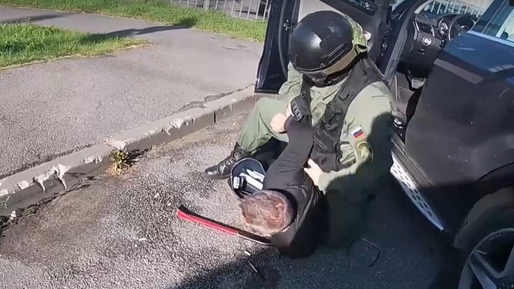 «Руки за голову»: Как полиция брала врачей-мошенников, обокравших раковых больных