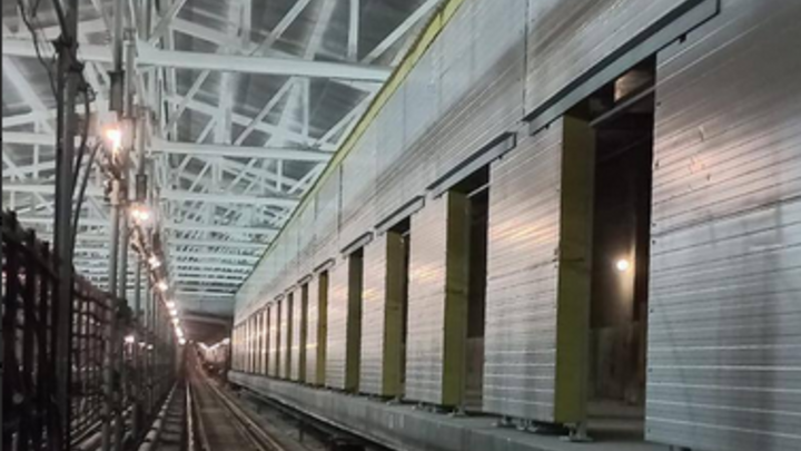 В Новосибирске на станции метро Спортивная сэндвич-панели смонтированы на 95%