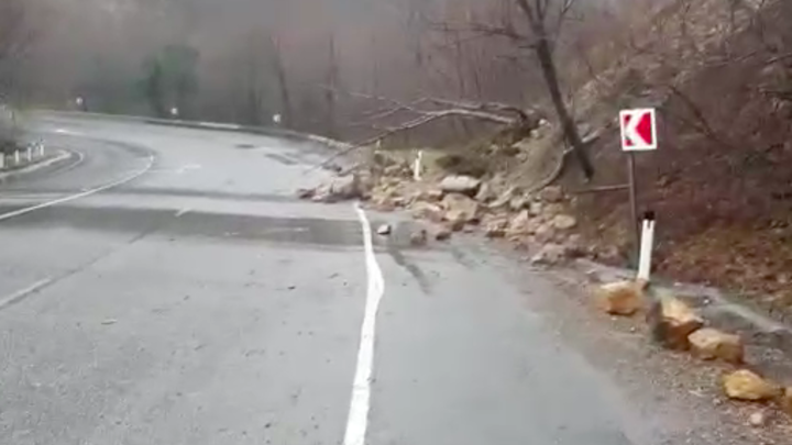 В Туапсинском районе дорогу Джубга-Сочи частично перекрыли из-за камнепада