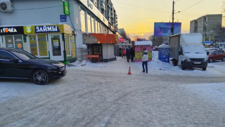 В Новосибирске иномарка без водителя сбила пенсионерку
