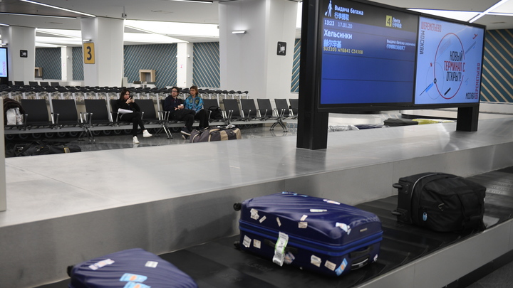 Екатеринбуржец случайно перепутал в аэропорту чемодан и привез домой полмиллиона