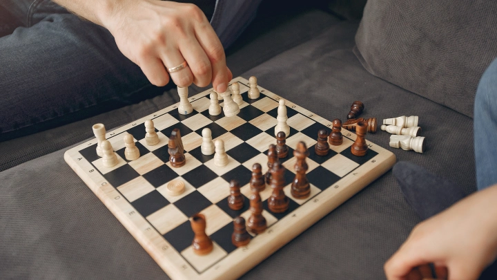 Русский школьник не пощадил шахматного короля, играя наугад