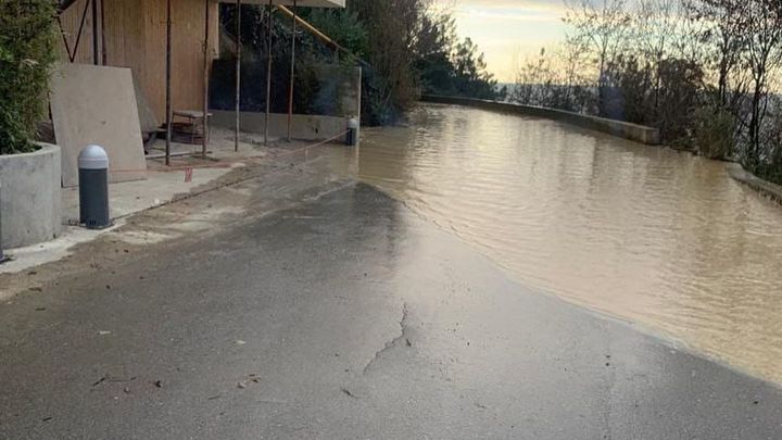 В Сочи более двух тысяч человек остались без воды из-за прорыва трубы