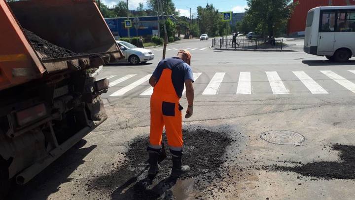 Два крупных провала засыпали на дорогах Читы