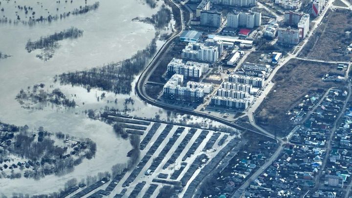 Променад под вой сирен: курганцы толпятся на набережной, к которой подступает вода