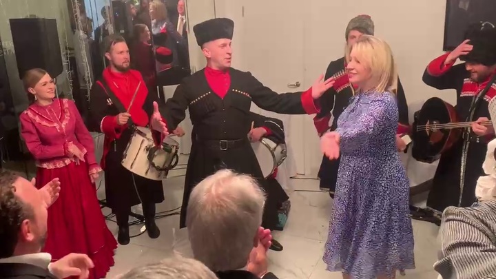 Не беспокойся - не тронем: Мария Захарова танцем встретила русофилов из разных стран мира в Москве