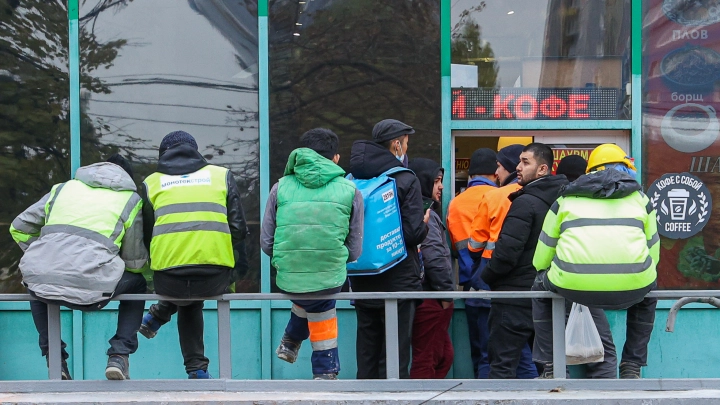 В Челябинске начали учить мигрантов жизни в России