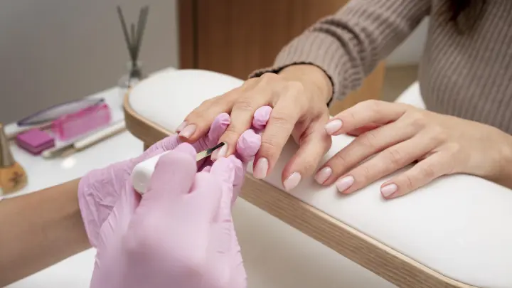 Людоедка, которая отрезала руки жертве, устроилась работать маникюрщицей