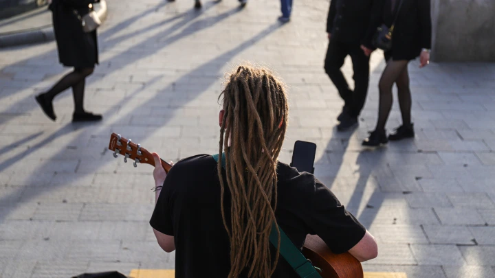 Не нашу попсу - вон с пляжа! Песни иноагентов запретили петь уличным артистам власти Крыму