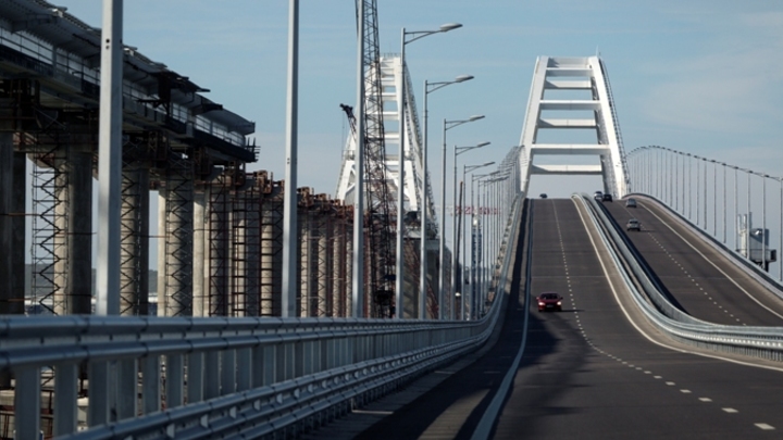 По Крымскому мосту приостанавливалось движение автомобильного транспорта