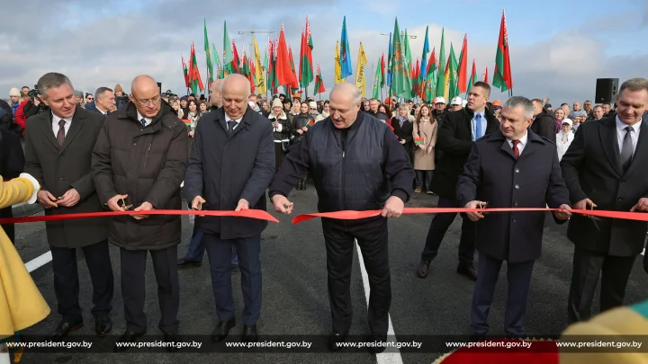 Лукашенко призвал белорусов больше работать, пообещав взамен мирное небо