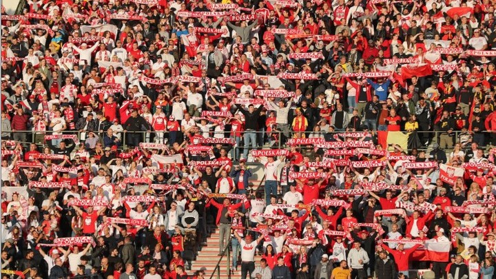 Поляки переобулись: Жители страны против выплат пособий украинцам