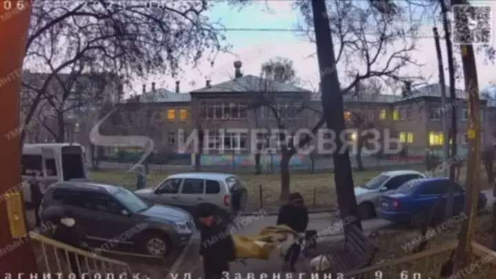 Жуткая находка: в Магнитогорске тело мужчины в ковре бросили под окнами дома